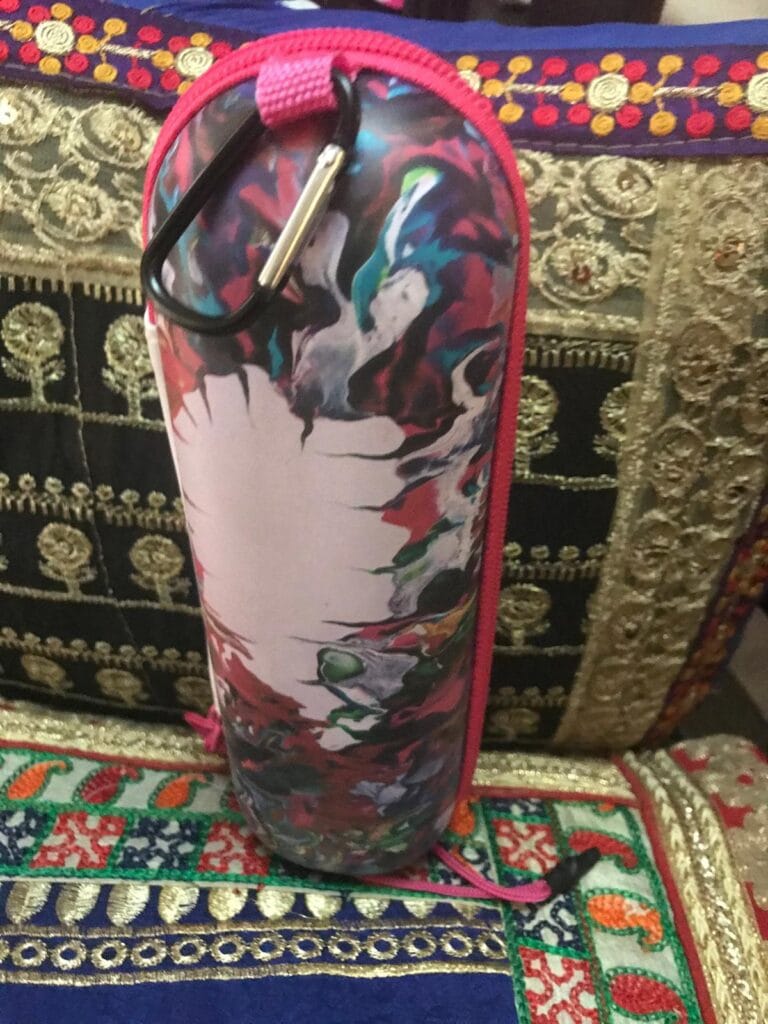 funda Eqalli para viajes rosa puesta en pie con mosquetón