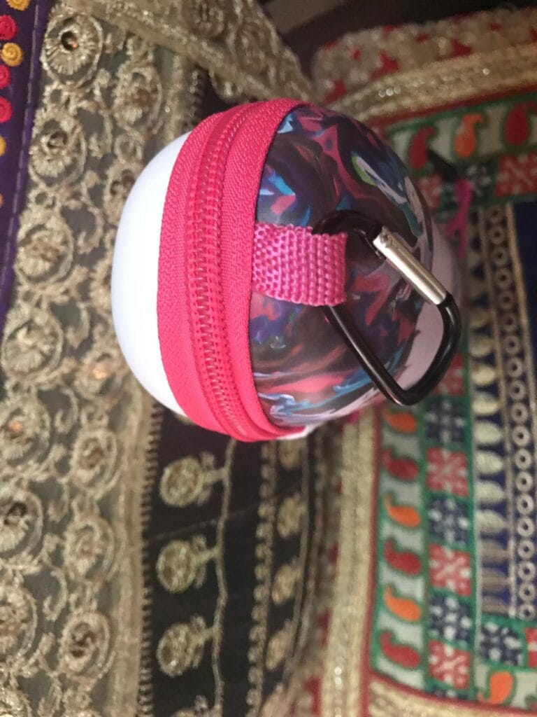 detalle del mosquetón de la Funda para cepillo eléctrico Eqalli