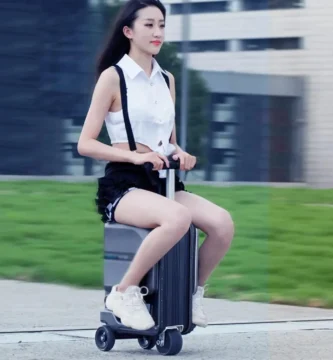 Mujer usando una maleta inteligente scooter para transporte personal, ideal para viajeros modernos; tecnología de movilidad en maletas