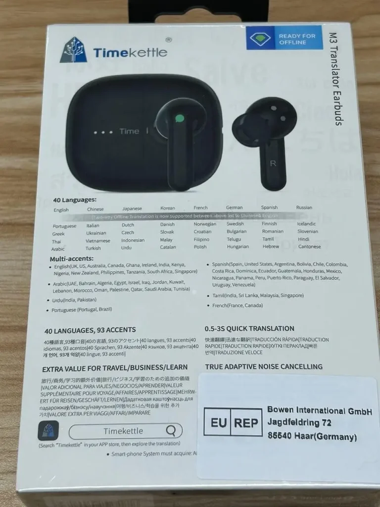 Foto real de los auriculares Timekettle M3 con hoja técnica impresa. Traducción en 40 idiomas y 93 acentos. Opiniónes de usuaris tras probarlos en situaciones reales. 📷🌍🗣️