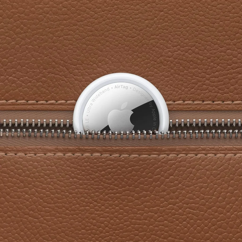 AirTag de Apple guardado en el bolsillo de una maleta, listo para ser renombrado tras un cambio de uso.