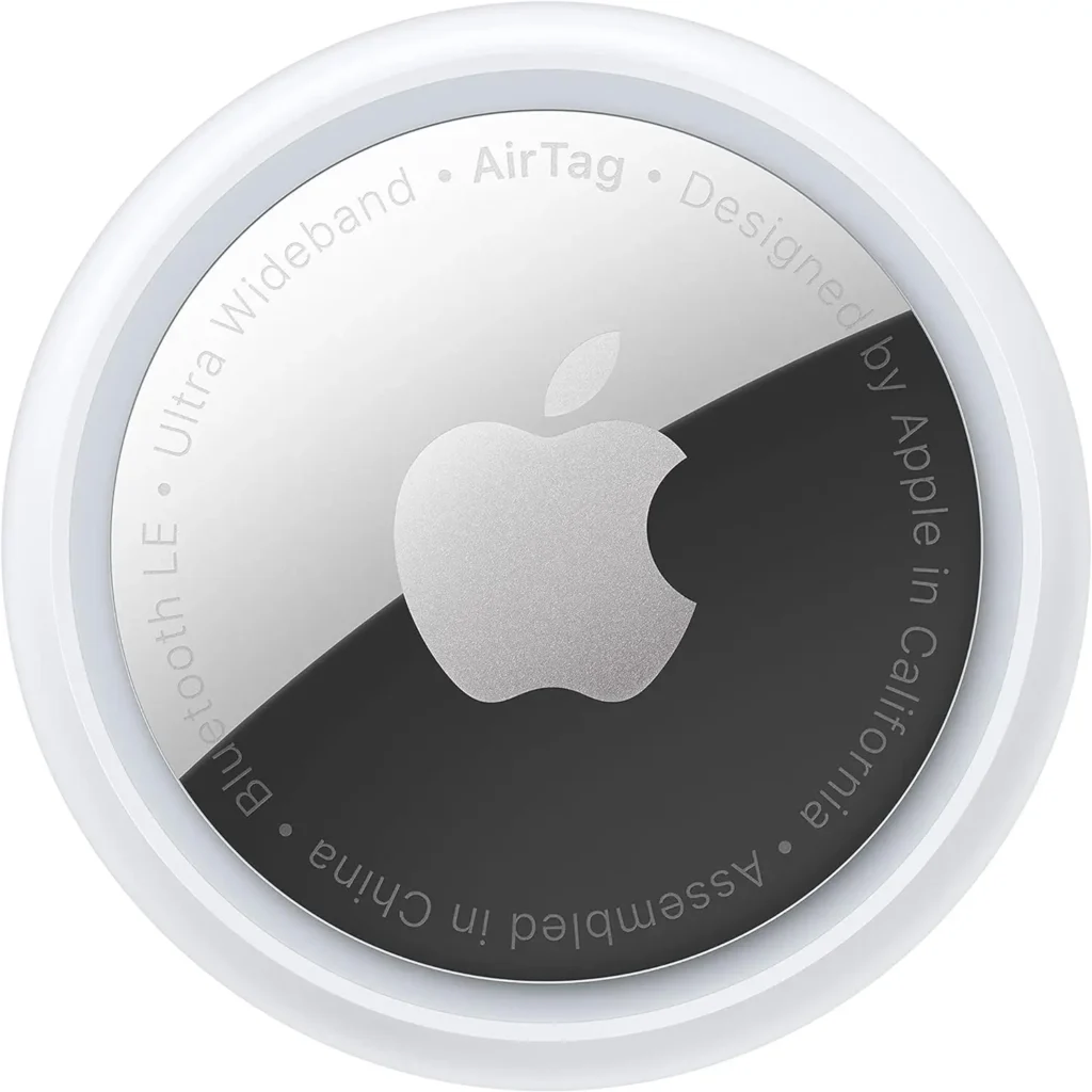 🔍 Primer plano del AirTag de Apple, un rastreador elegante y minimalista para encontrar tus objetos perdidos 📱✨.