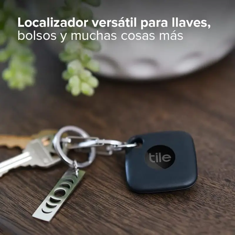 Localizador Tile Mate negro en llavero. Ideal para encontrar objetos perdidos como llaves, carteras o mochilas gracias a su conexión Bluetooth. 🔑📲