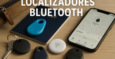Localizadores Bluetooth sobre una mesa con llaves, pasaporte y móvil mostrando la ubicación de un objeto perdido.