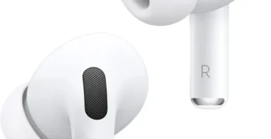 Apple AirPods Pro 2 con almohadillas de silicona, micrófonos y cancelación activa de ruido.