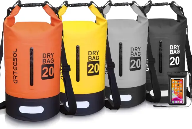 Bolsas estancas impermeables tipo dry bag de varios colores y tamaños (20 L), ideales para camping y viajes de naturaleza, protegiendo la ropa y el equipo de la humedad y el agua